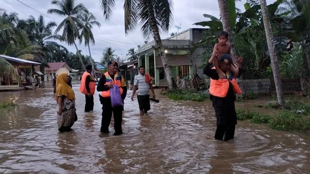 Quick Respon Personel Brimob Hadir Membantu Masyarakat Korban Banjir, Akibat Curah Hujan Lebat