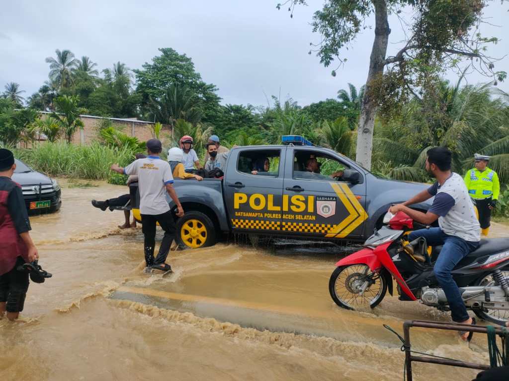 Polres Aceh selatan kerahkan puluhan personil bantu masyarakat terdampak banjir